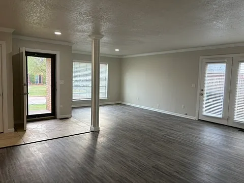 3 bed, 2221 sqft, $1,950 — Photo 2
