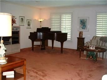 4th image of 40 Woodbridge Ln