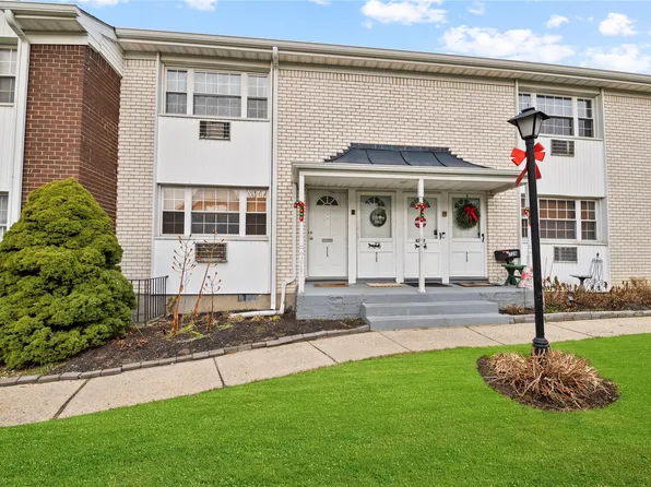 4726 Wilshire Lane #4726, Oakdale, NY 11769