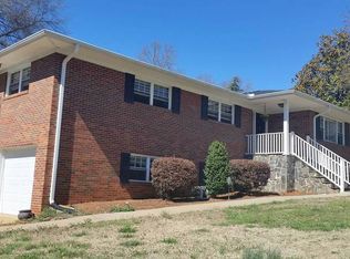 1 Kingsbury Rd, Greenville, SC 29617