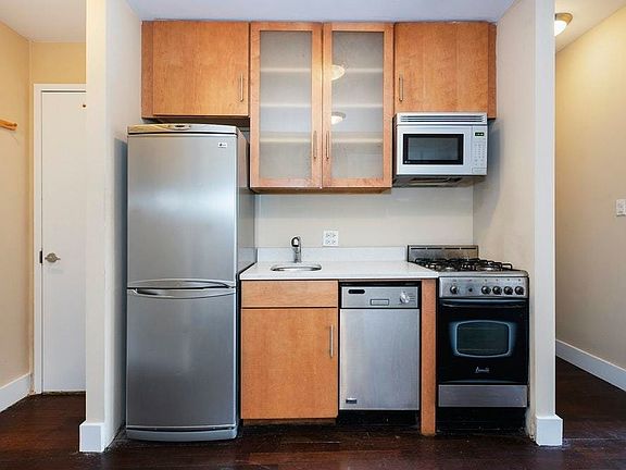 2nd image of 120 Saint Marks Pl #3D