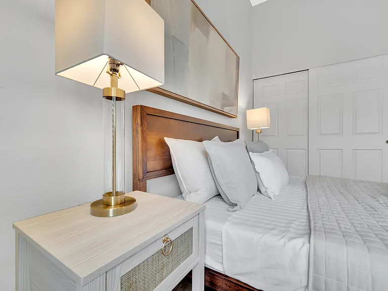 TRELLIS LAKE POINTE Apartments — Photo 4