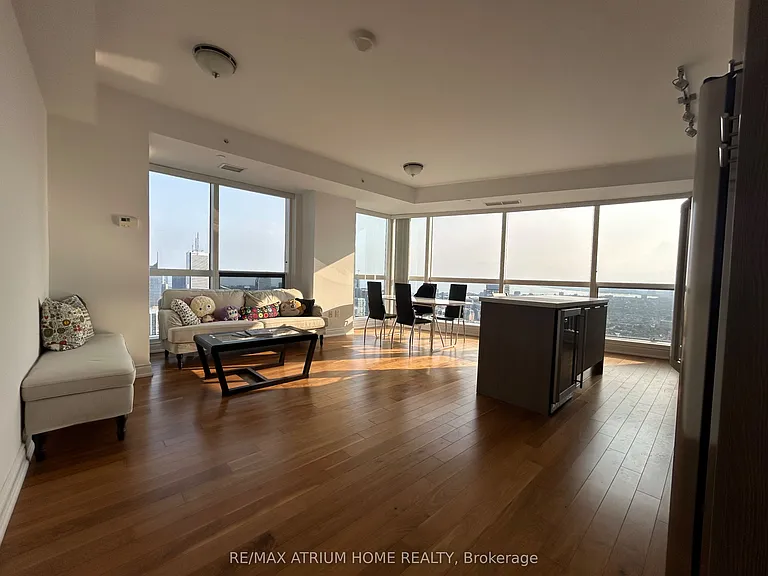 388 Yonge St #7010 — Photo 4