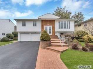 2812 Covered Bridge Rd, Merrick, NY 11566