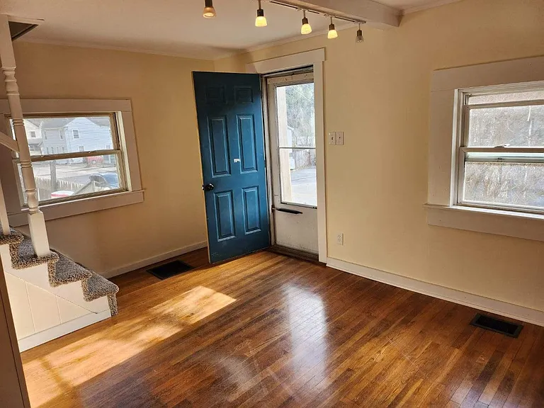 334 Main St — Photo 5