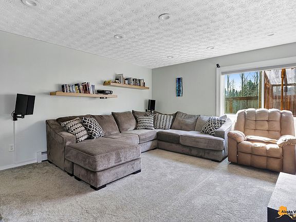 4th image of 1901 E View Dr