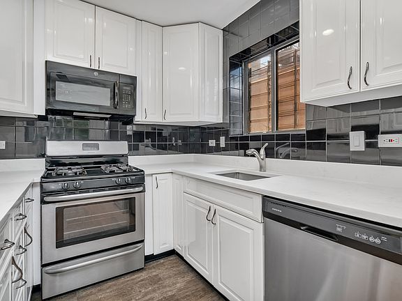 Kitchen, quartz countertops