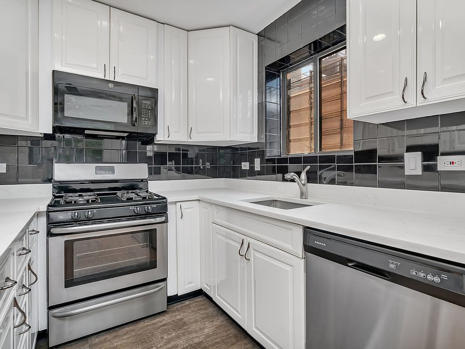 Kitchen, quartz countertops