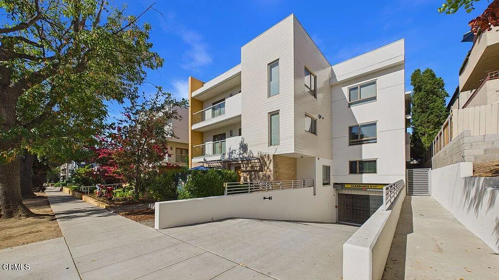 2 bed, 2.0 bath, 1090 sqft, $3,949 — Photo 2