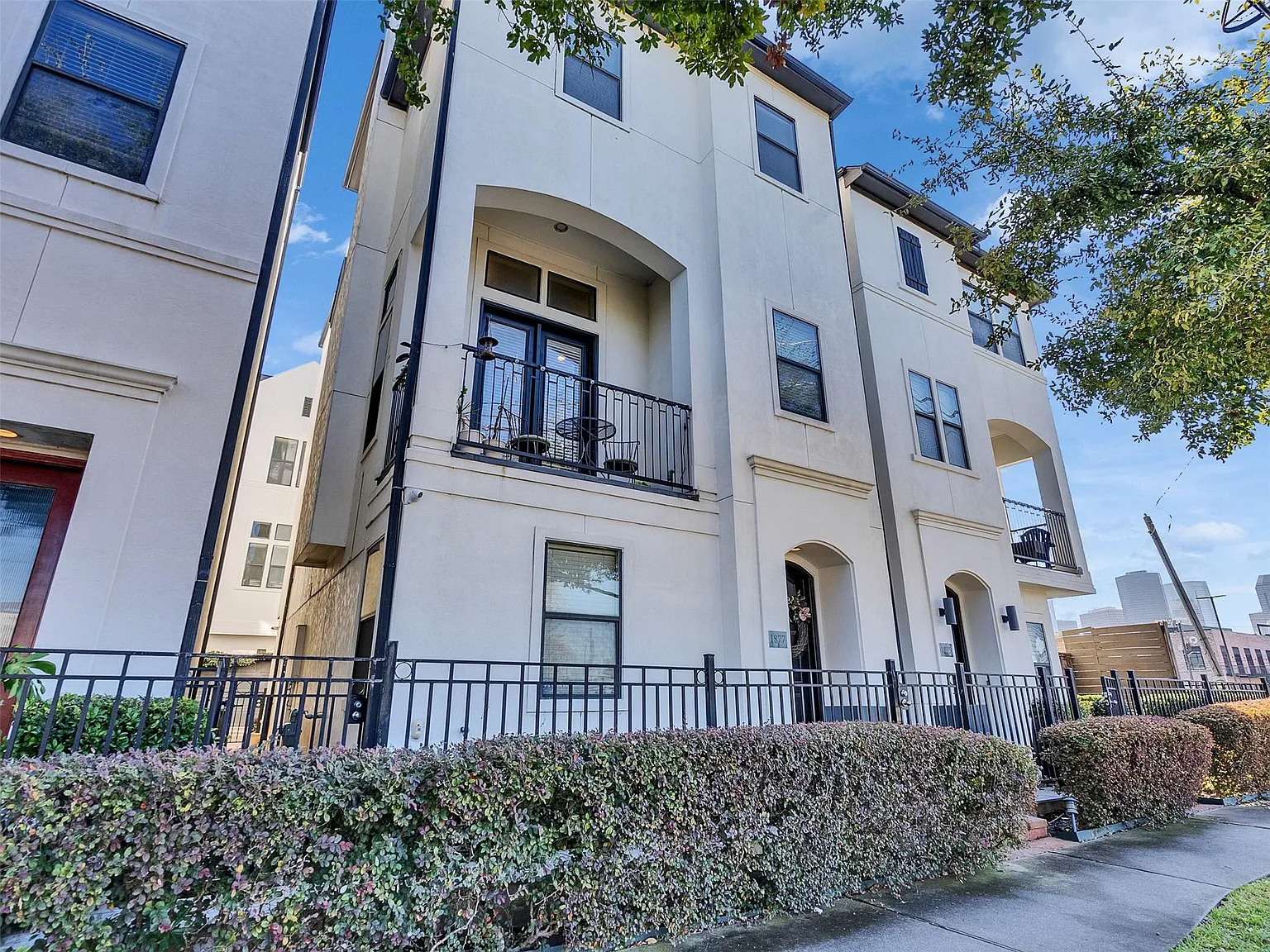 3 bed, 3.5 bath, 2366 sqft, $3,500 — Photo 3