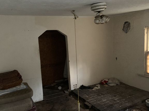 4th image of 404 E Seward St