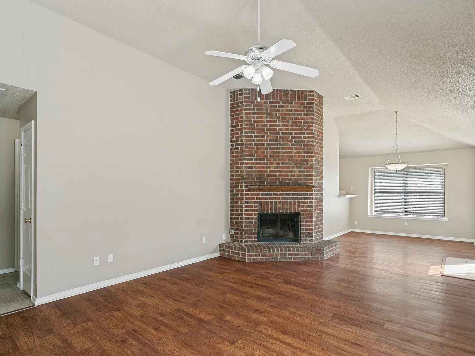 3 bed, 1410 sqft, $2,125 — Photo 2