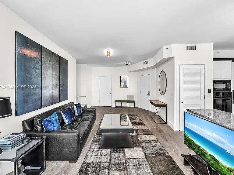 300 S Pointe Dr #809 — Photo 6