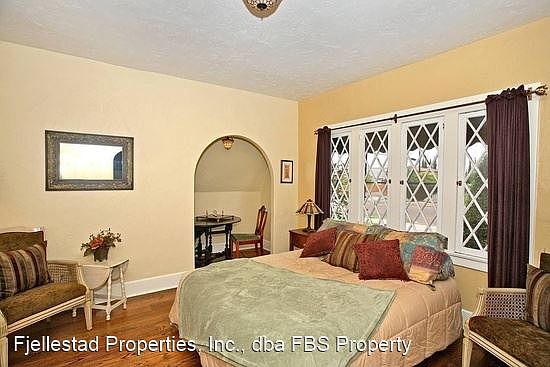 4th image of 2335 32nd St