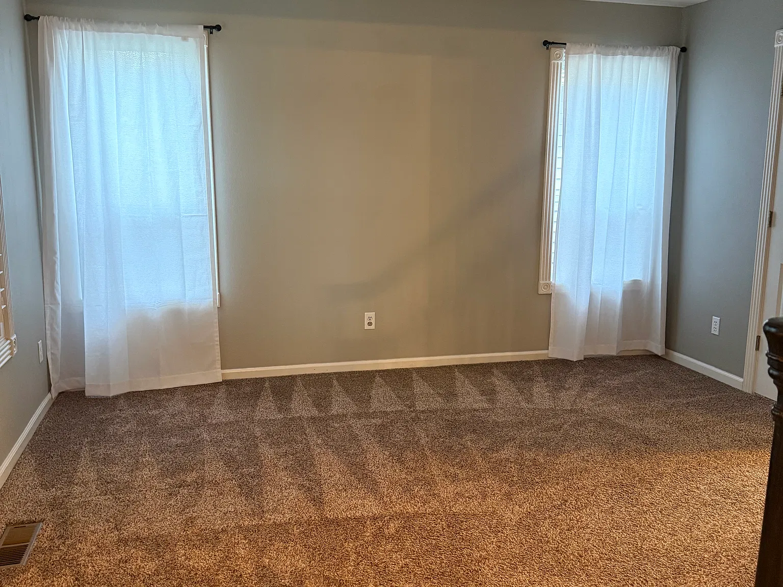 4 bed, 2.5 bath, 2016 sqft, $3,200 — Photo 4