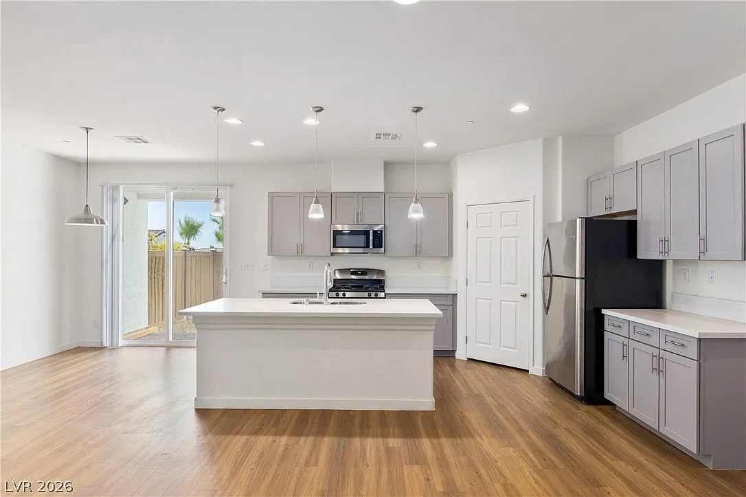 3 bed, 2.0 bath, 1326 sqft, $2,173 — Photo 3