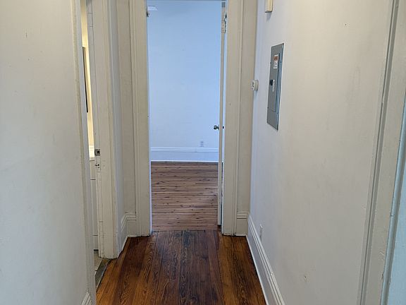 2nd image of 912 Oak St #3