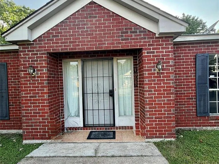 1919 Gregg St — Photo 2