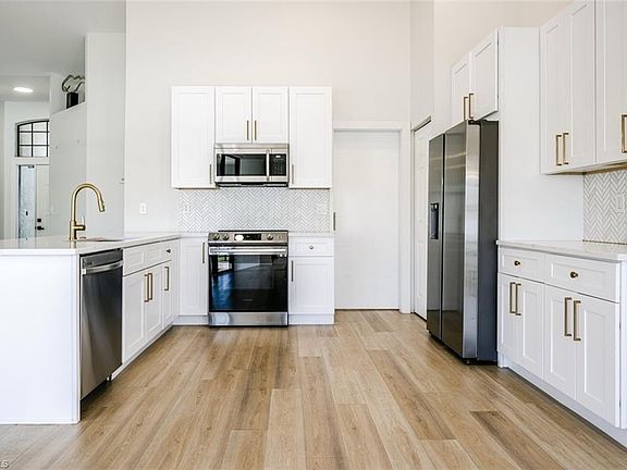 2nd image of 662 LAMBTON LN