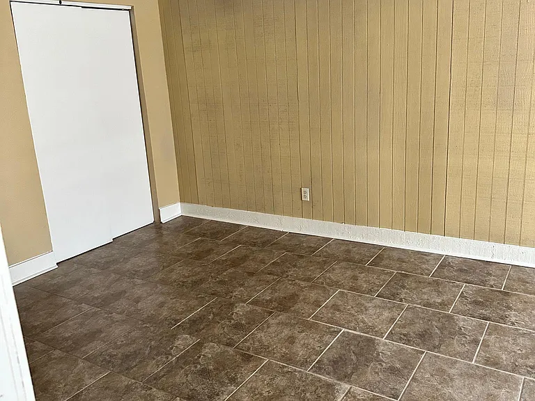 117 N Ash St — Photo 4