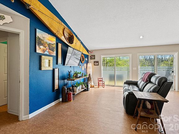 3rd image of 441 Hunters Glen Ln