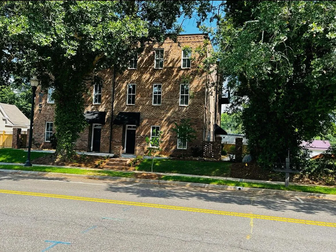231 West Ave — Photo 1