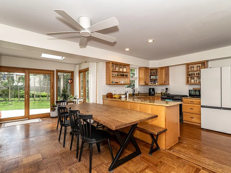 1800 Lark Ln — Photo 13