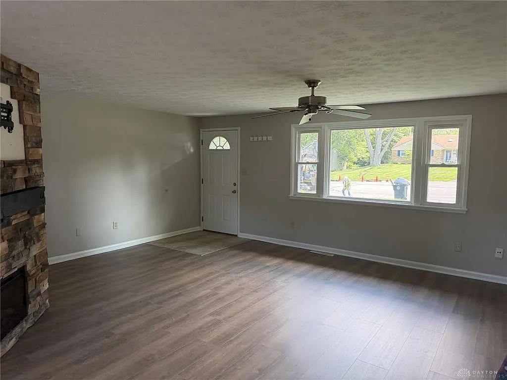 3 bed, 2.0 bath, 1363 sqft, $2,000 — Photo 3