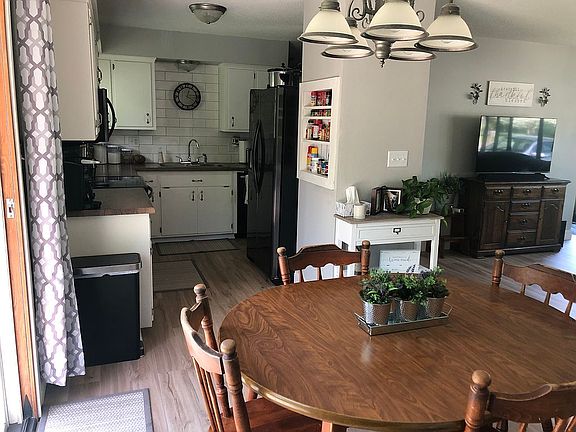 Dining to kitchen