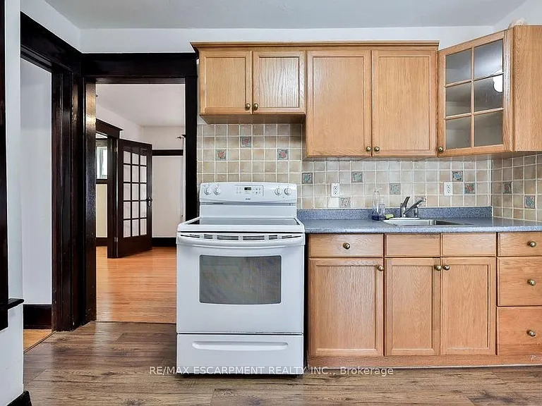 311 Queen St S — Photo 35