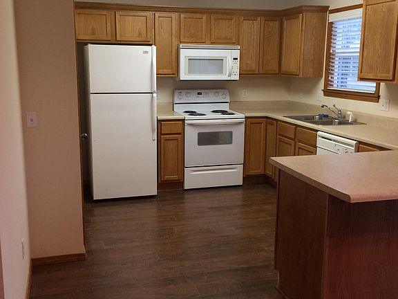 Kitchen with refrigerator, stove/oven, dishwasher, old facet