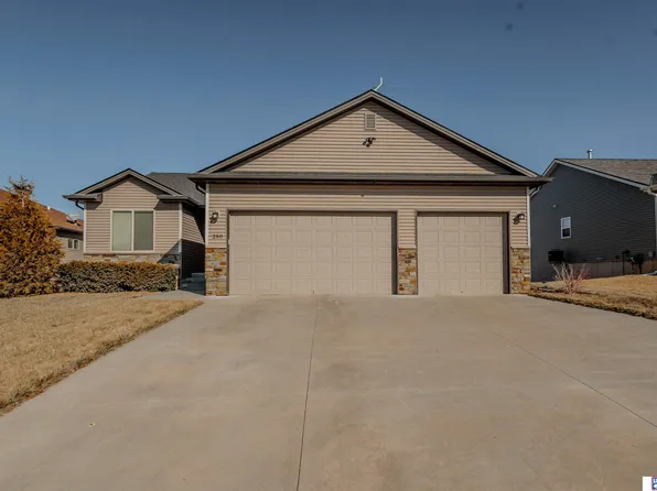 250 Orchard Pl, Hickman, NE 68372