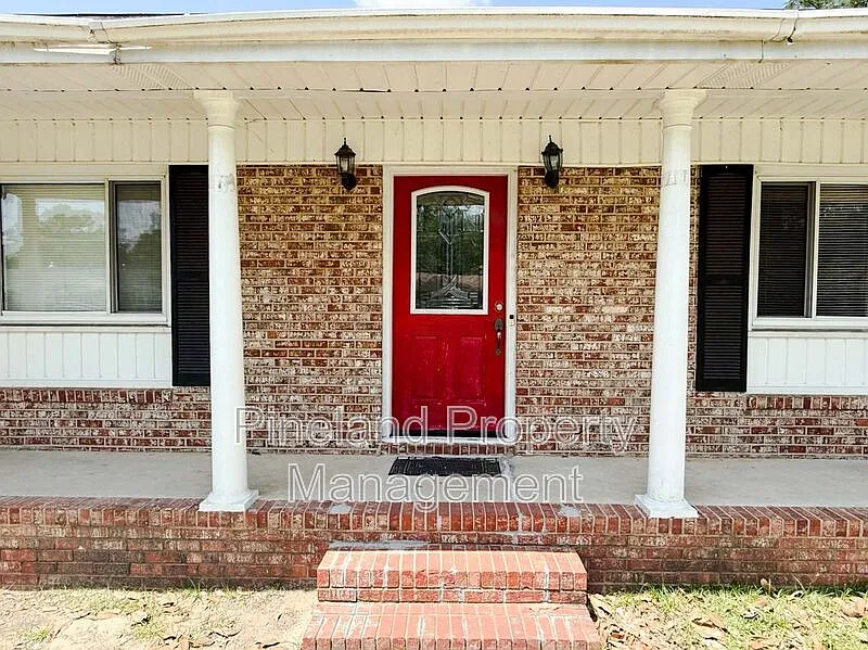 4 bed, 2.0 bath, 1859 sqft, $1,800 — Photo 2