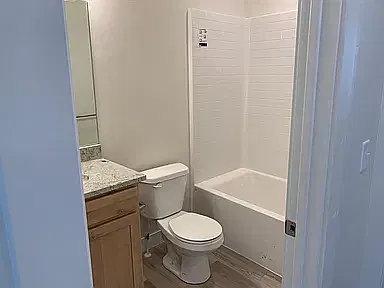5 bed, 2700 sqft, $2,600 — Photo 4