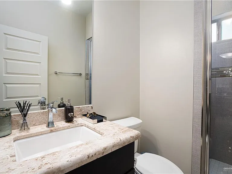 2425 Pebble St — Photo 23