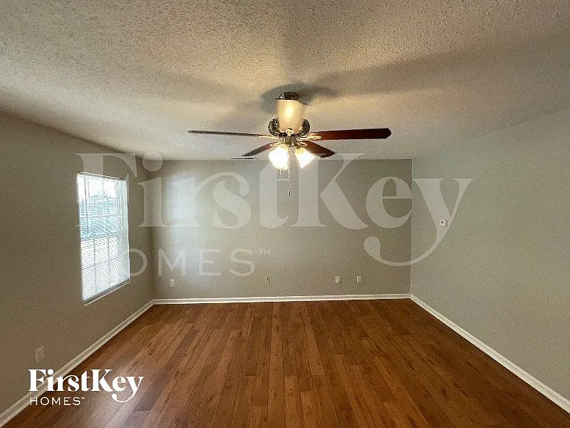 3 bed, 2.5 bath, 1378 sqft, $1,900 — Photo 3