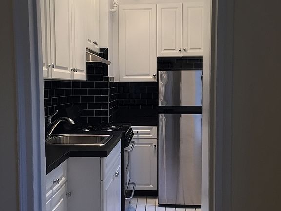 3rd image of 200 W 15th St APT 3D