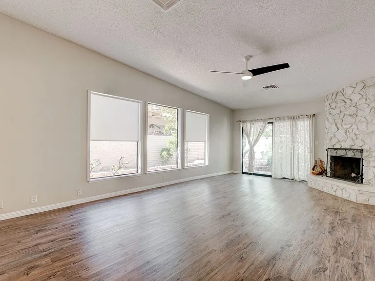 2204 Plaza Del Robles — Photo 17