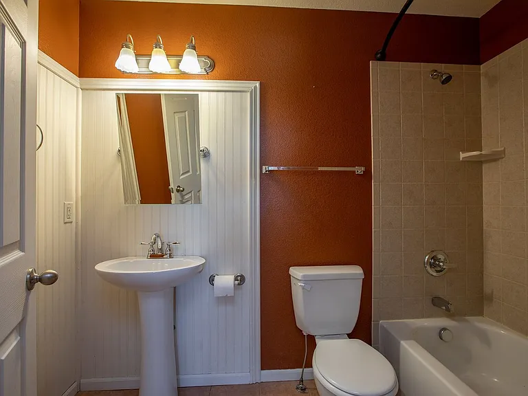 1076 Fairfield Ave — Photo 25