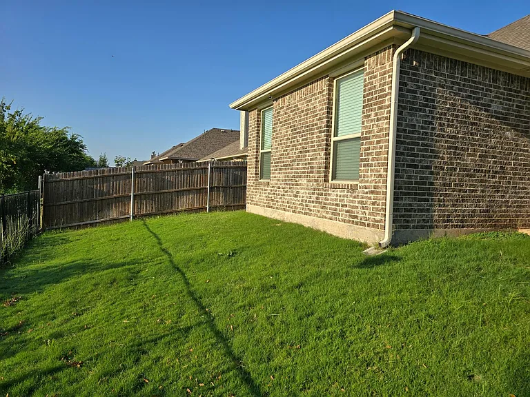 7608 Rothbury Dr — Photo 32