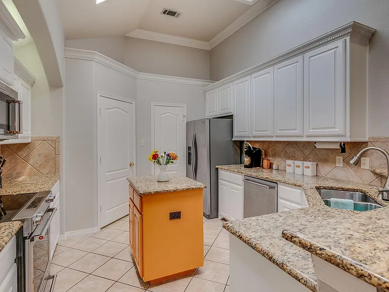 6008 Frost St — Photo 13