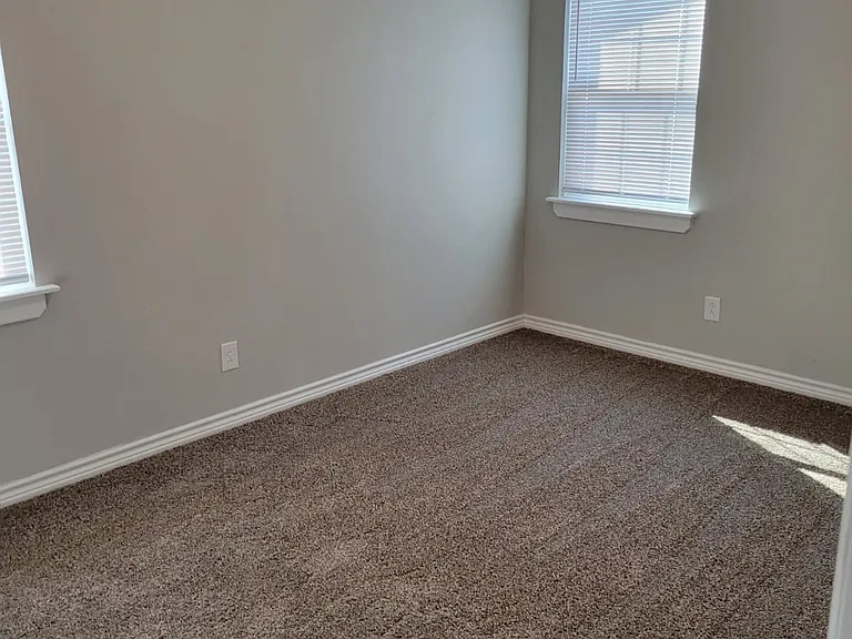 214 Glasgow Dr — Photo 9