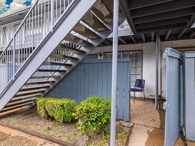 Enjoy easy, ground-level private access with your own enclosed entry patio. No stairs needed_simple and convenient coming and going throughout your stay.