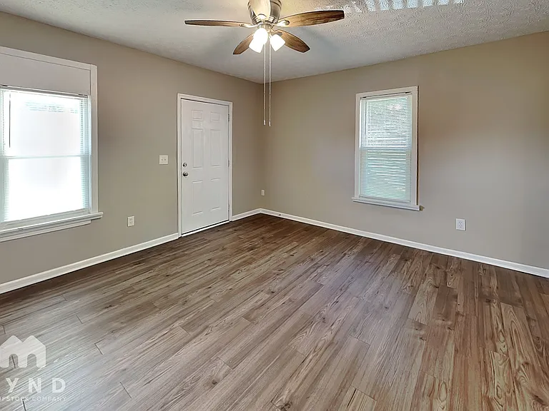 2405 S 7th St — Photo 2