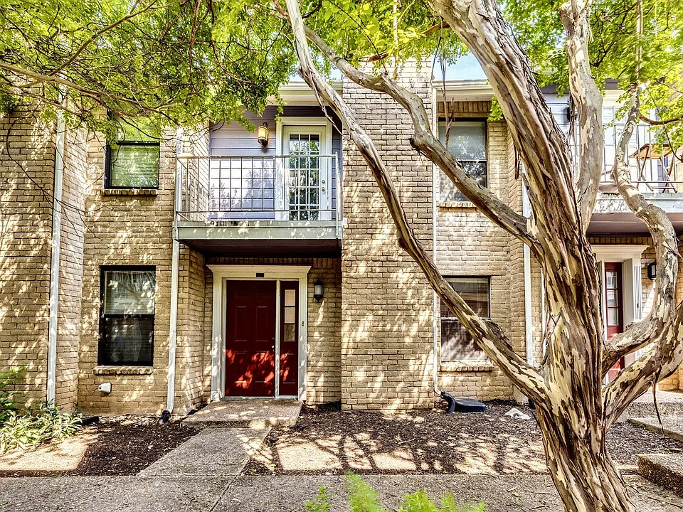810 Banister Ln