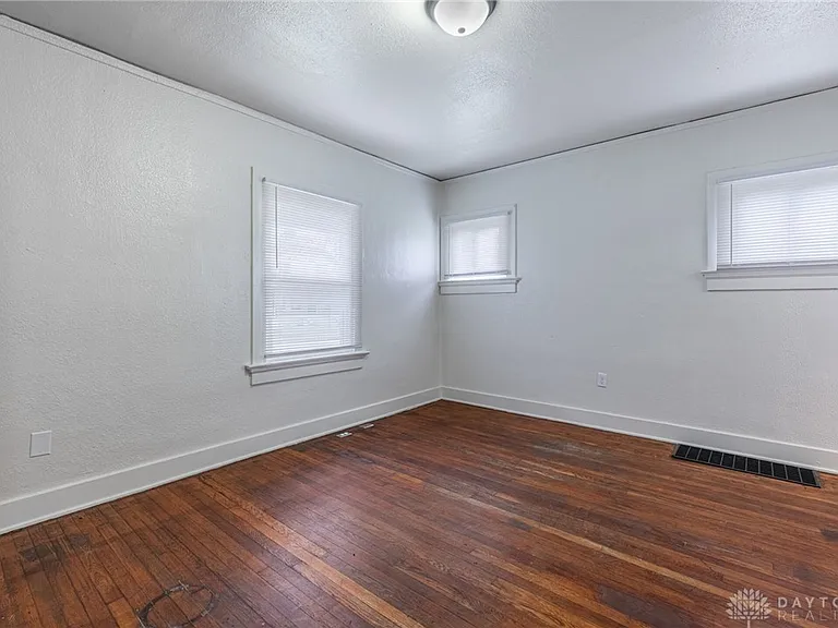 338 Kenwood Ave — Photo 6