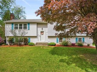 35 Ravenwood Rd, North Stonington, CT 06359