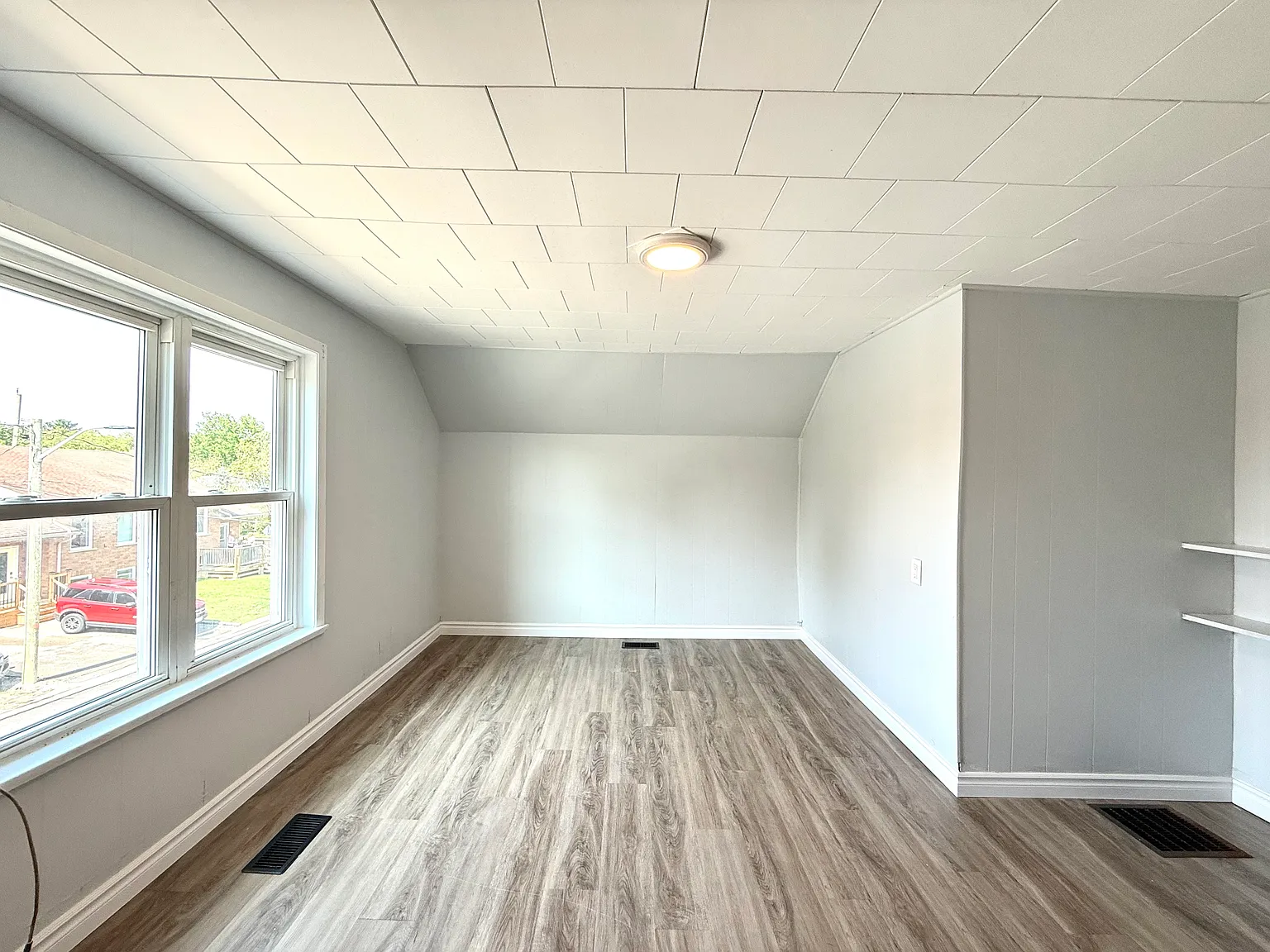 Upper - 26 Albina Street Welland Ontario L3C 1P3 — Photo 4