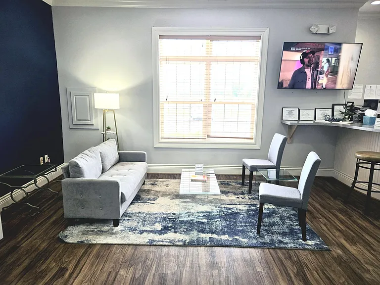 Owens Lake Commons Apartments & Townhomes — Photo 13