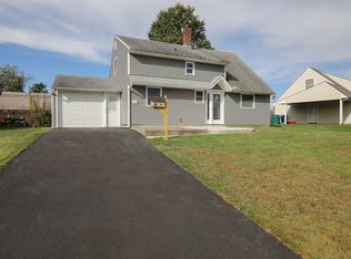 11 Red Maple Ln, Levittown, PA 19055